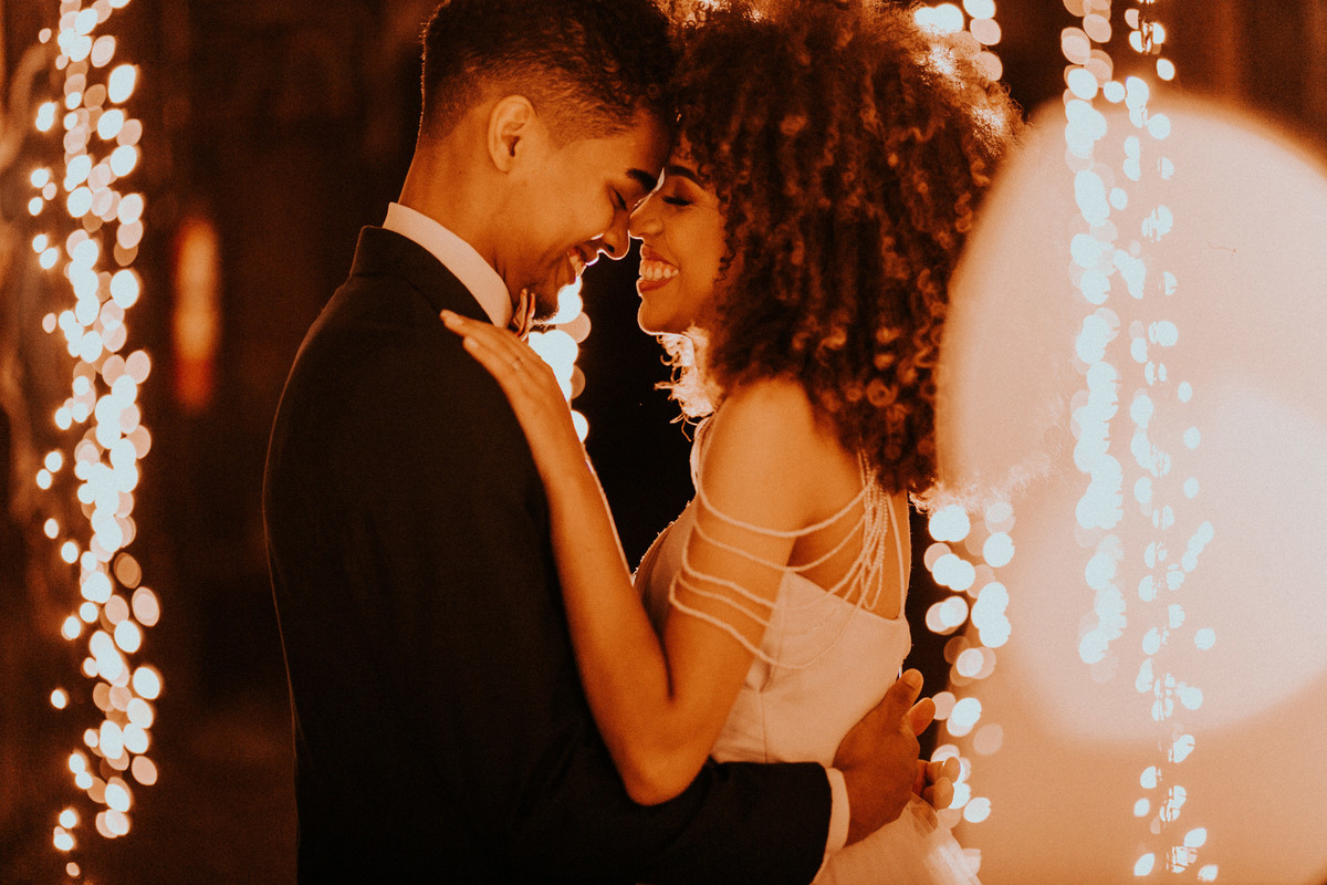 Ensaio de noivos afro descendentes no teatro Dulcina no Conic. Fotografado pelo fotográfo de casamento Rafael Ohana.