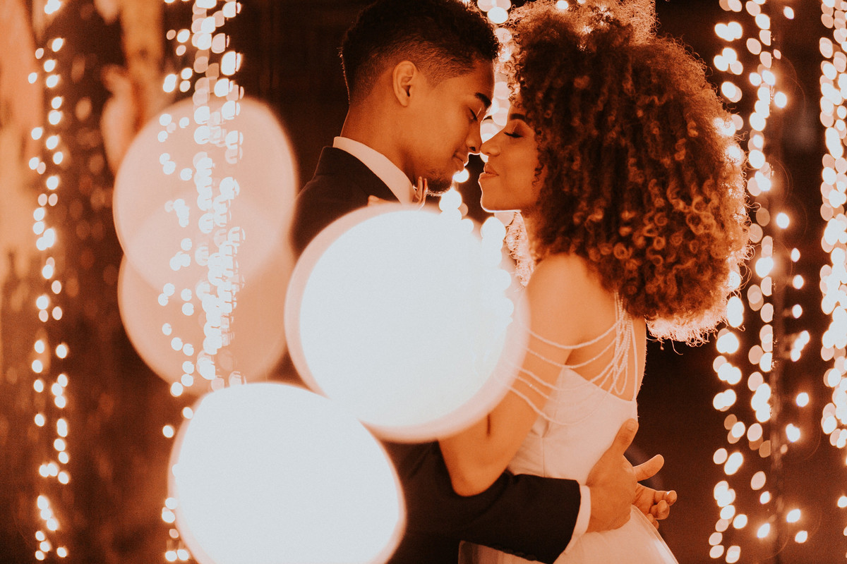 Ensaio de noivos afro descendentes no teatro Dulcina no Conic. Fotografado pelo fotográfo de casamento Rafael Ohana. Luzes de casamento.