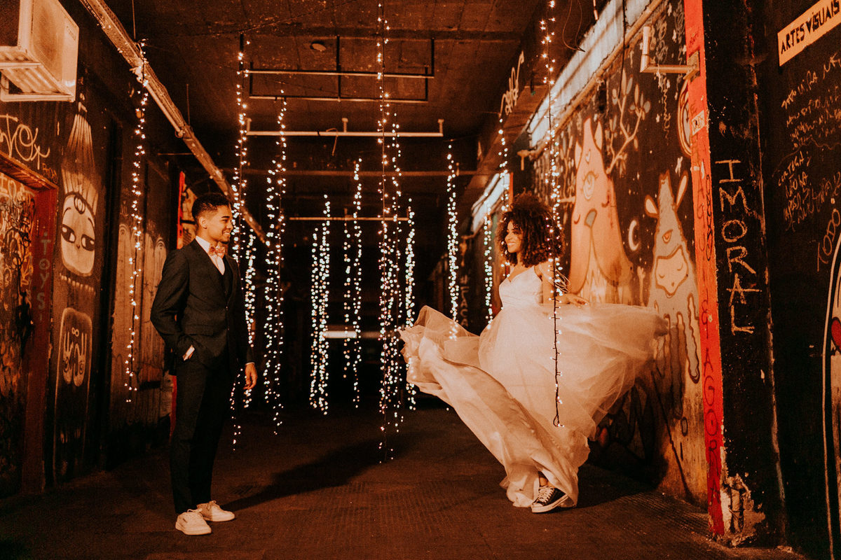 Ensaio de noivos afro descendentes no teatro Dulcina no Conic. Fotografado pelo fotográfo de casamento Rafael Ohana. Luzes de led para casamento.