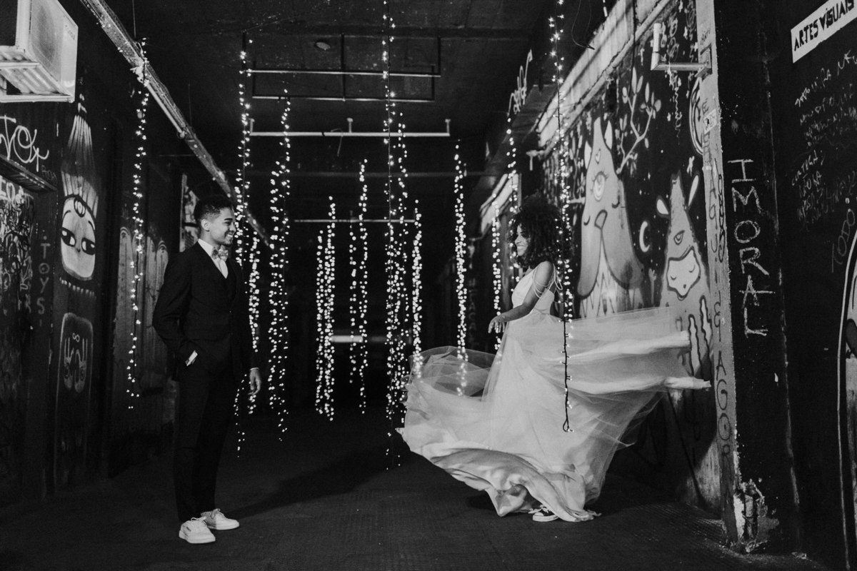Ensaio de noivos afro descendentes no teatro Dulcina no Conic. Fotografado pelo fotográfo de casamento Rafael Ohana.