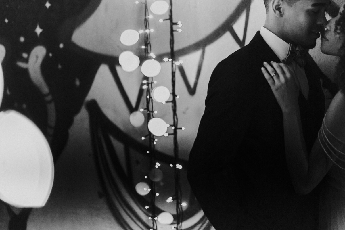 Ensaio de noivos afro descendentes no teatro Dulcina no Conic. Fotografado pelo fotográfo de casamento Rafael Ohana.