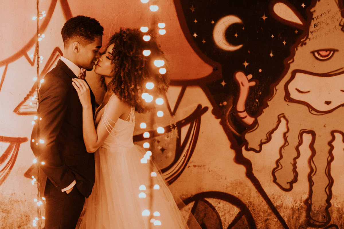 Ensaio de noivos afro descendentes no teatro Dulcina no Conic. Fotografado pelo fotográfo de casamento Rafael Ohana.