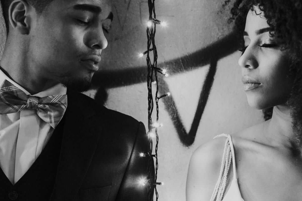 Ensaio de noivos afro descendentes no teatro Dulcina no Conic. Fotografado pelo fotográfo de casamento Rafael Ohana.