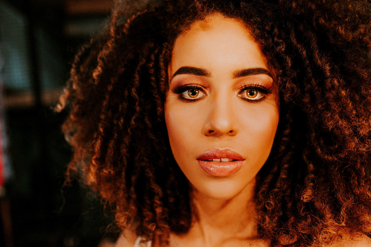 Ensaio de noivos afro descendentes no teatro Dulcina no Conic. Fotografado pelo fotográfo de casamento Rafael Ohana.