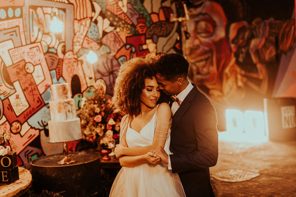 Ensaio de noivos afro descendentes no teatro Dulcina no Conic. Fotografado pelo fotográfo de casamento Rafael Ohana.