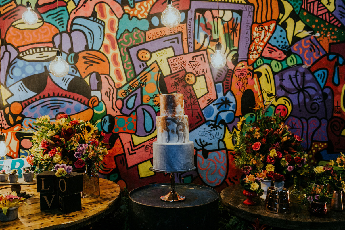 Mesa de bolo de casamento no estilo hiphop com grafitti.