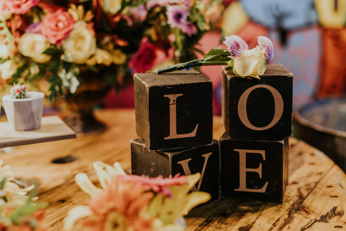 Mesa de bolo de casamento no estilo hiphop com grafitti.