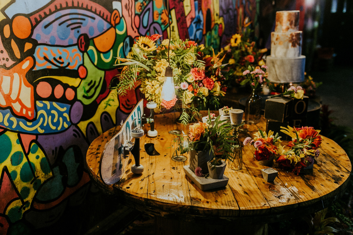 Ensaio de noivos afro descendentes Mesa de bolo de casamento no estilo hiphop com grafitti.
