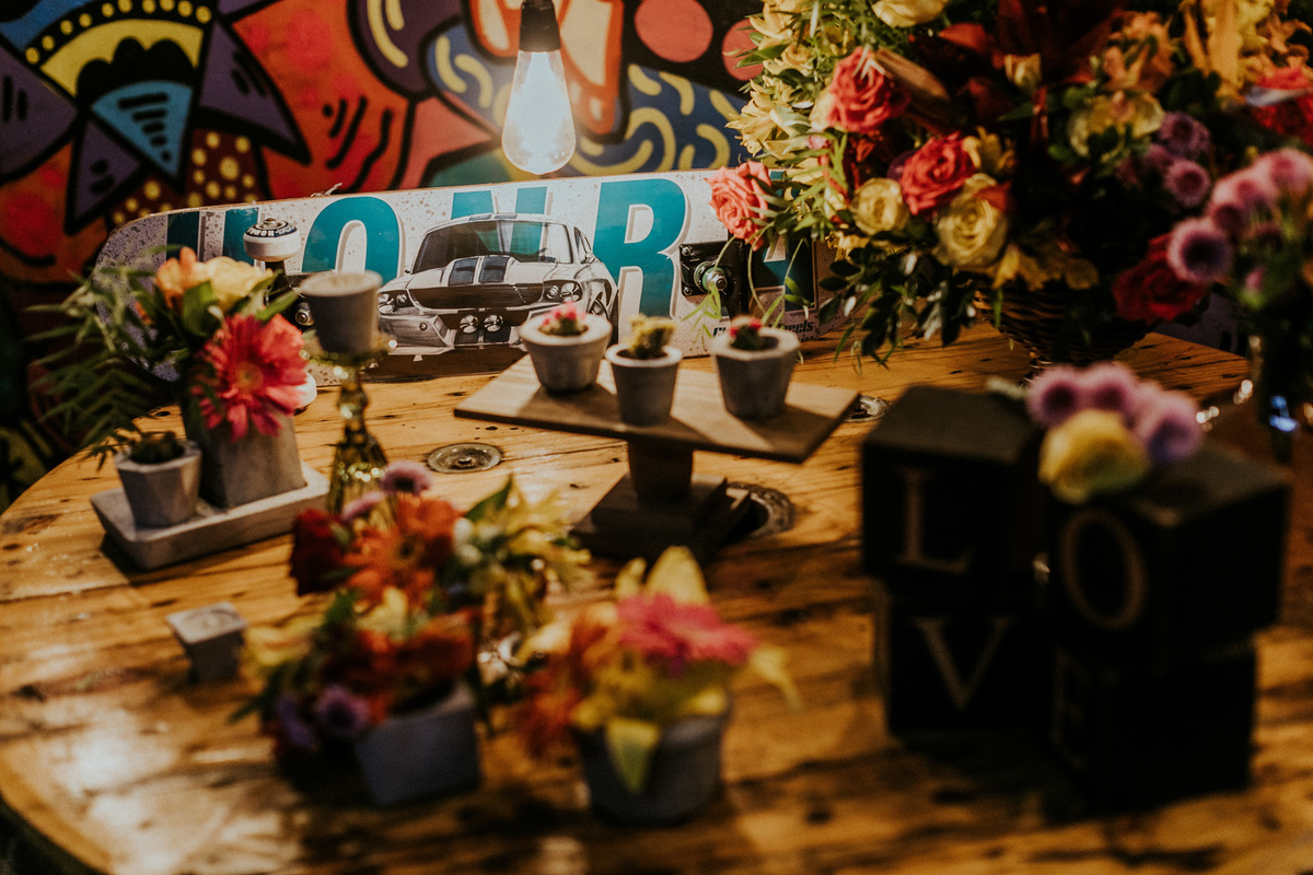 Mesa de bolo de casamento no estilo hiphop com grafitti.