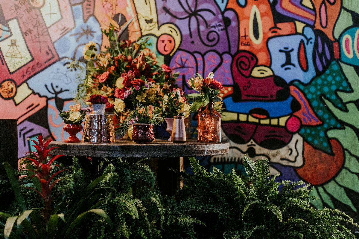 Mesa de bolo de casamento no estilo hiphop com grafitti.
