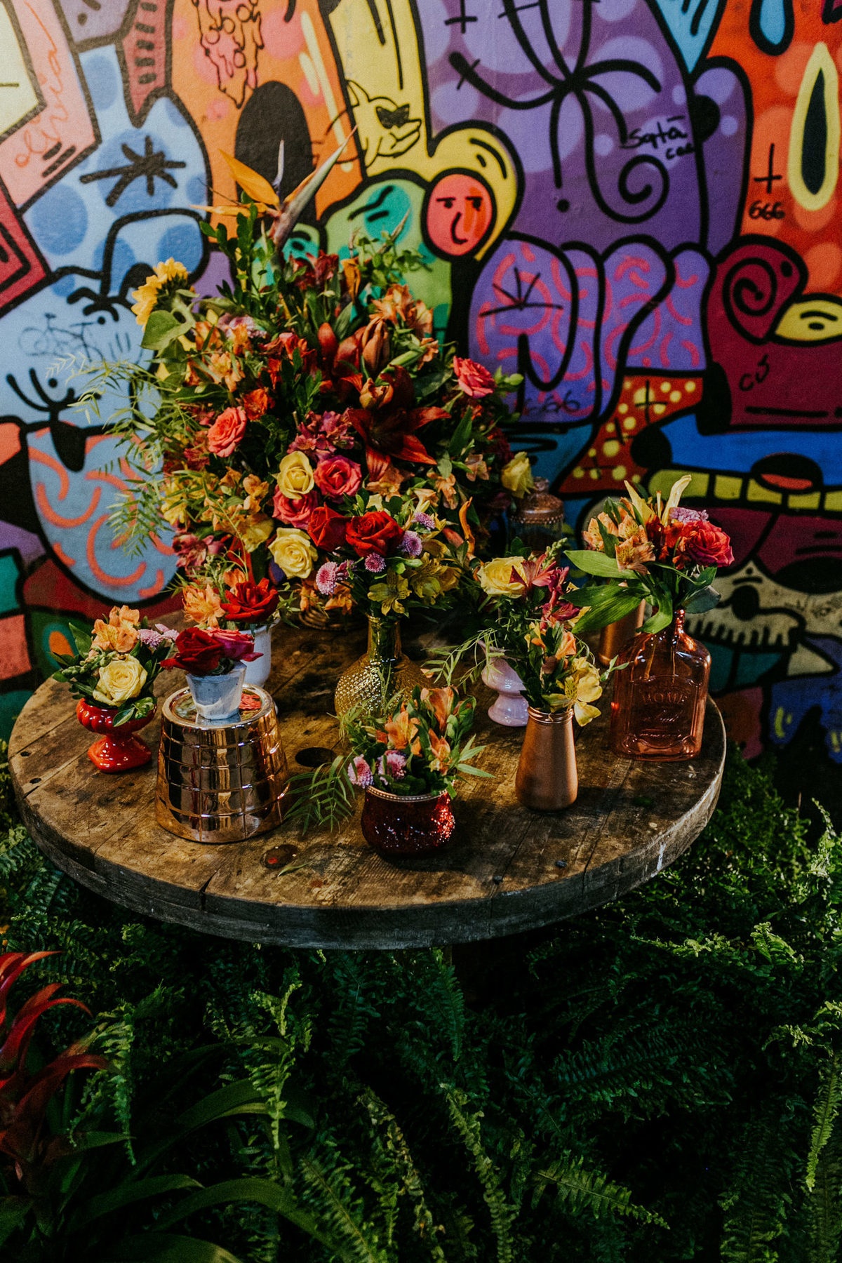 Mesa de bolo de casamento no estilo hiphop com grafitti.