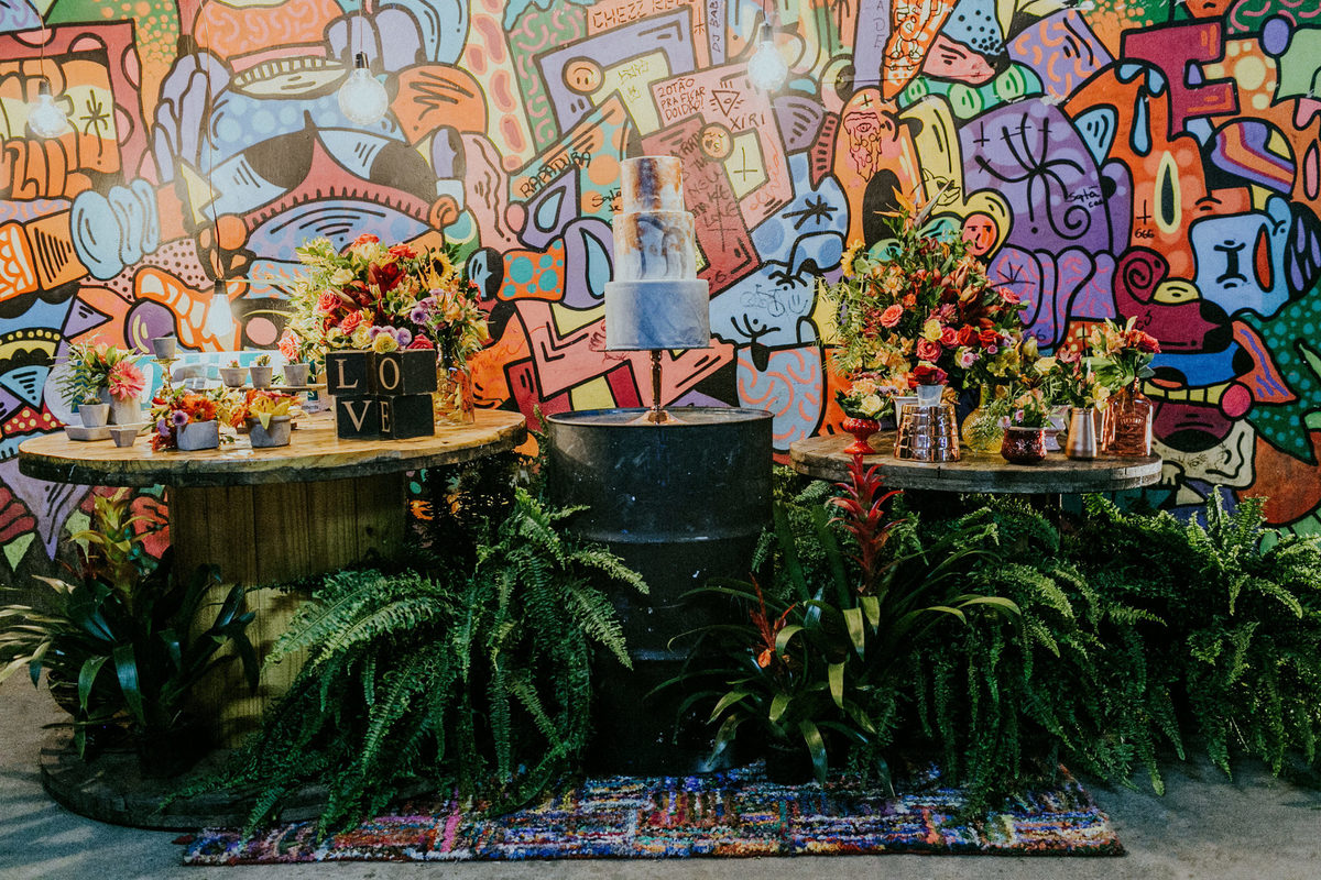 Mesa de bolo de casamento no estilo hiphop com grafitti.