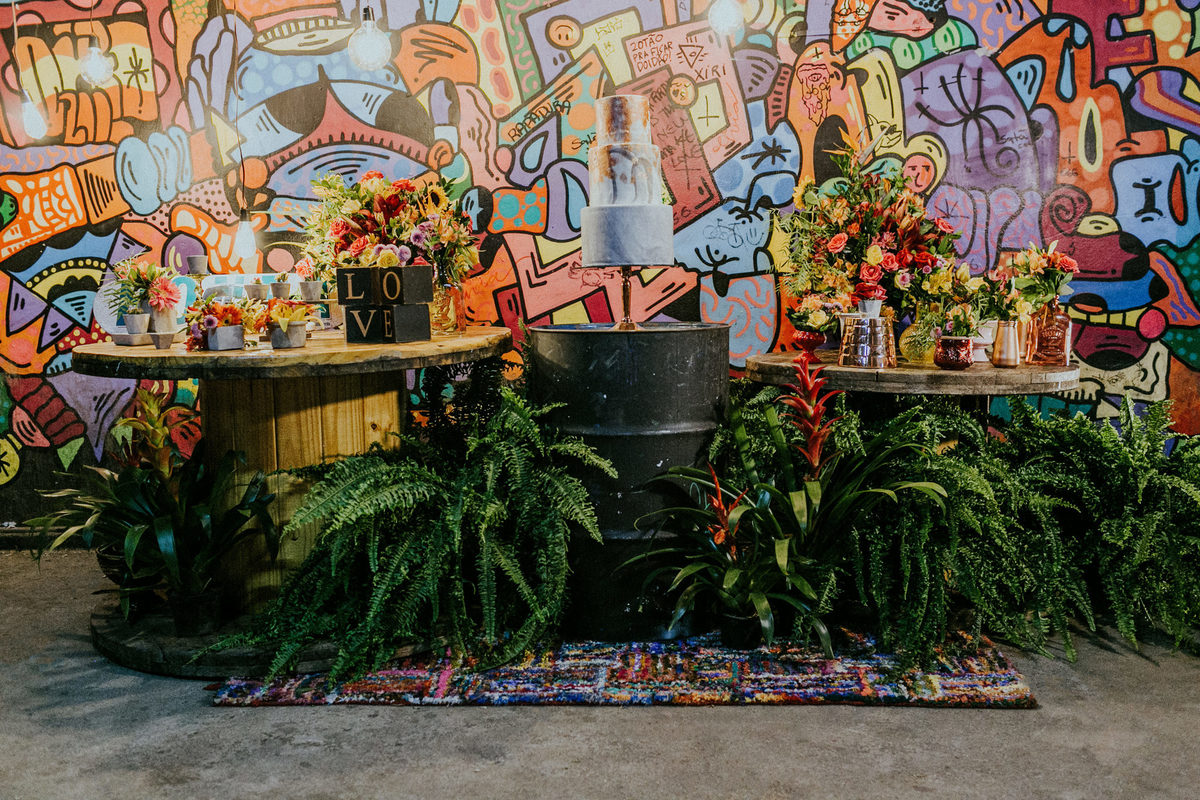 Mesa de bolo de casamento no estilo hiphop com grafitti.