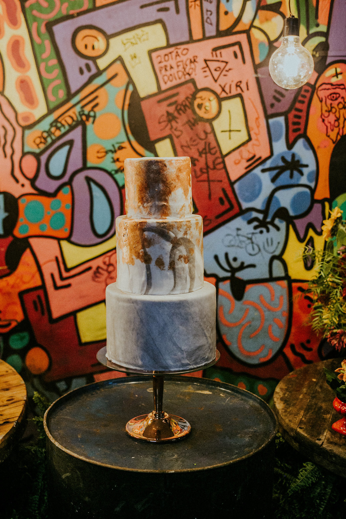 Mesa de bolo de casamento no estilo hiphop com grafitti.