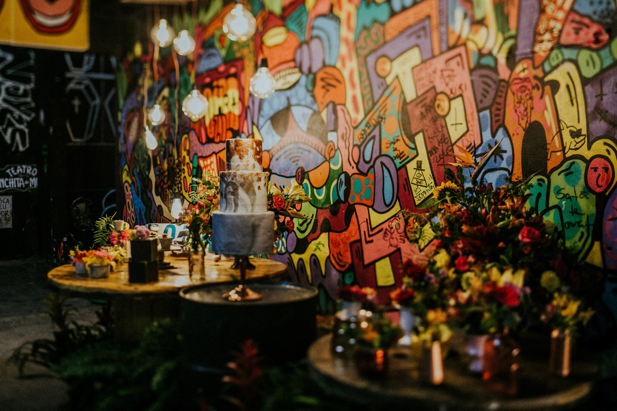 Mesa de bolo de casamento no estilo hiphop com grafitti.