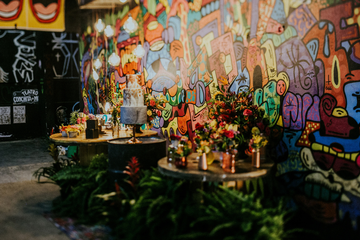 Mesa de bolo de casamento no estilo hiphop com grafitti.