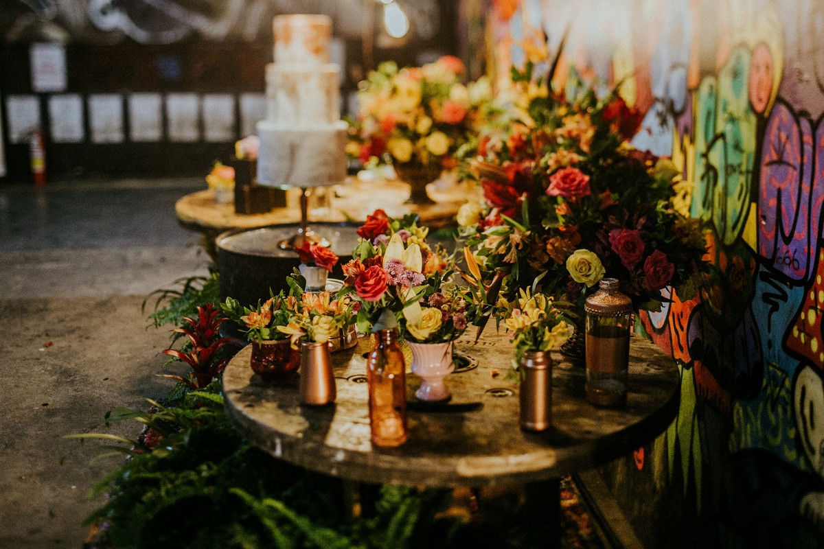 Mesa de bolo de casamento no estilo hiphop com grafitti.