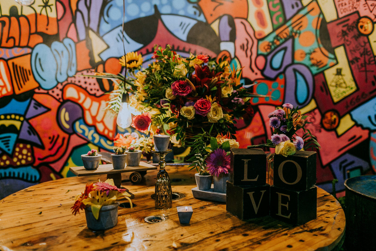 Mesa de bolo de casamento no estilo hiphop com grafitti.