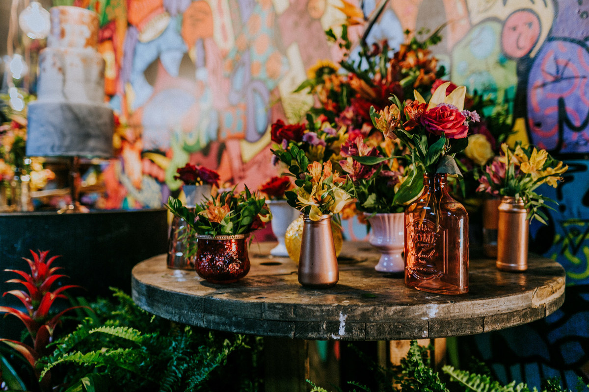 Mesa de bolo de casamento no estilo hiphop com grafitti.