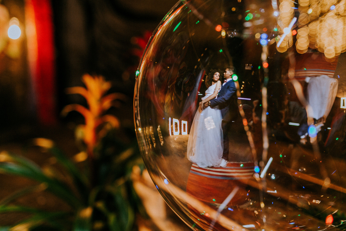 Reflexo de noivos em balão.
