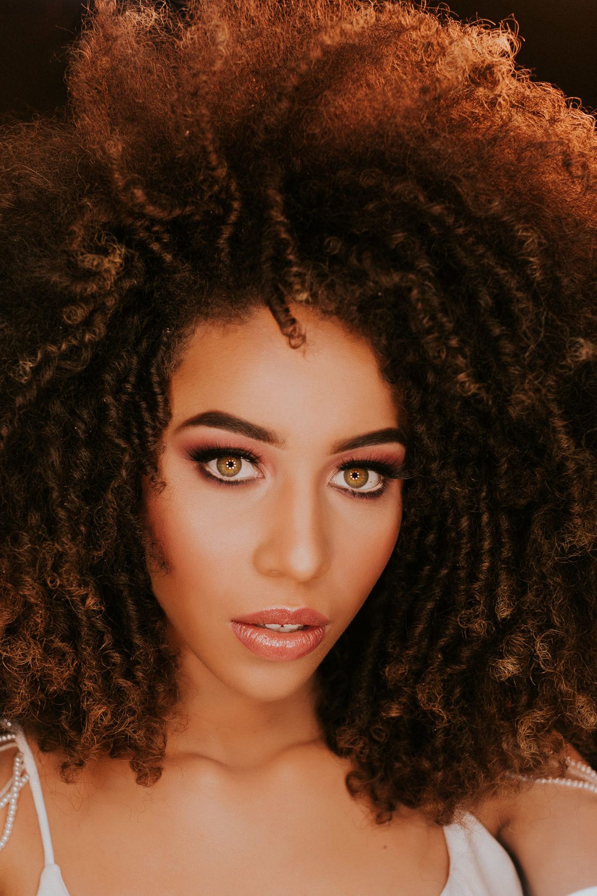 Retrato de noiva afro descendente black power feito pelo fotógrafo Rafael Ohana no teatro Dulcina em Brasilia.