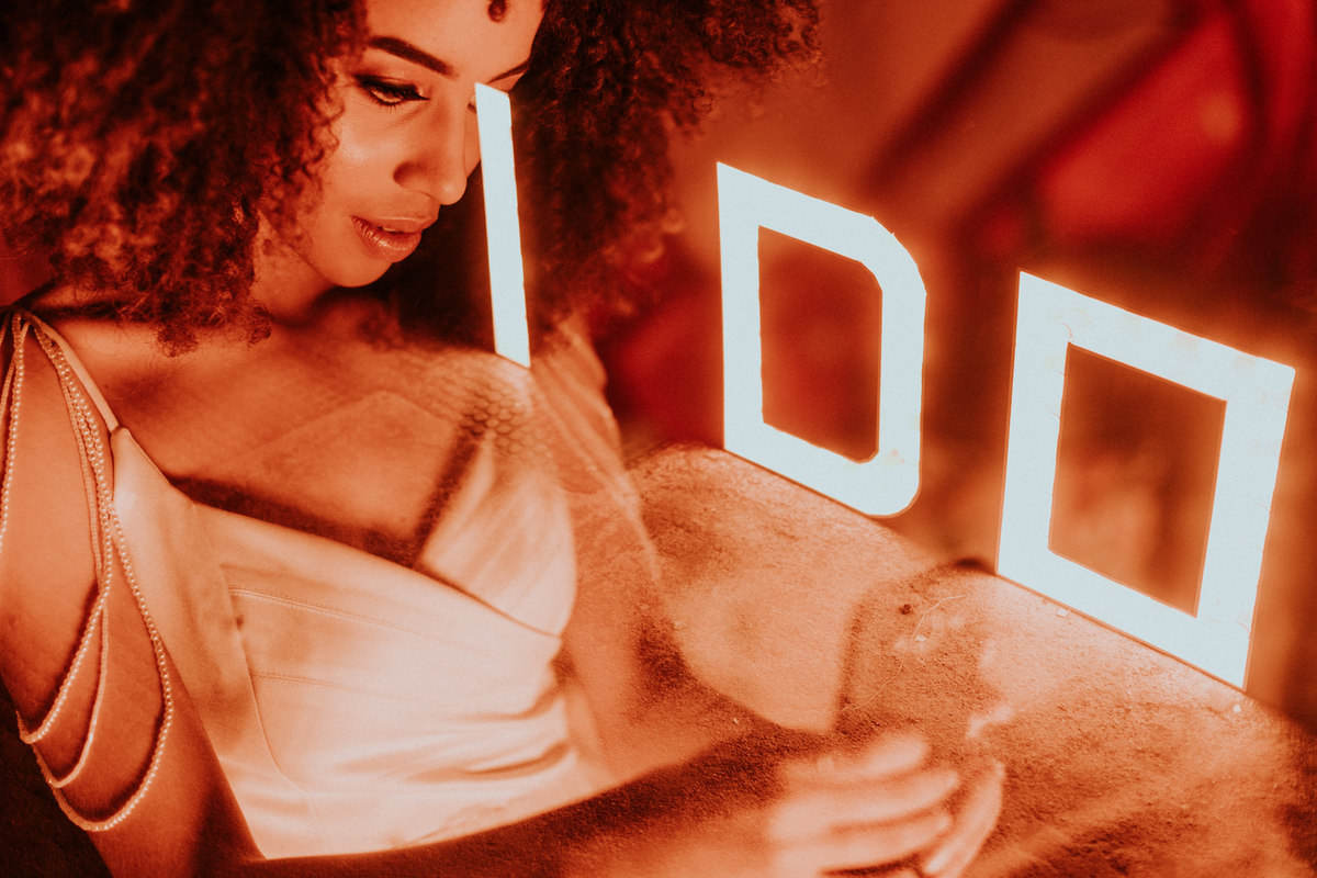 Retrato de noiva afro feito no Dulcina em Brasilia. Dupla exposição com a palavra I DO. 