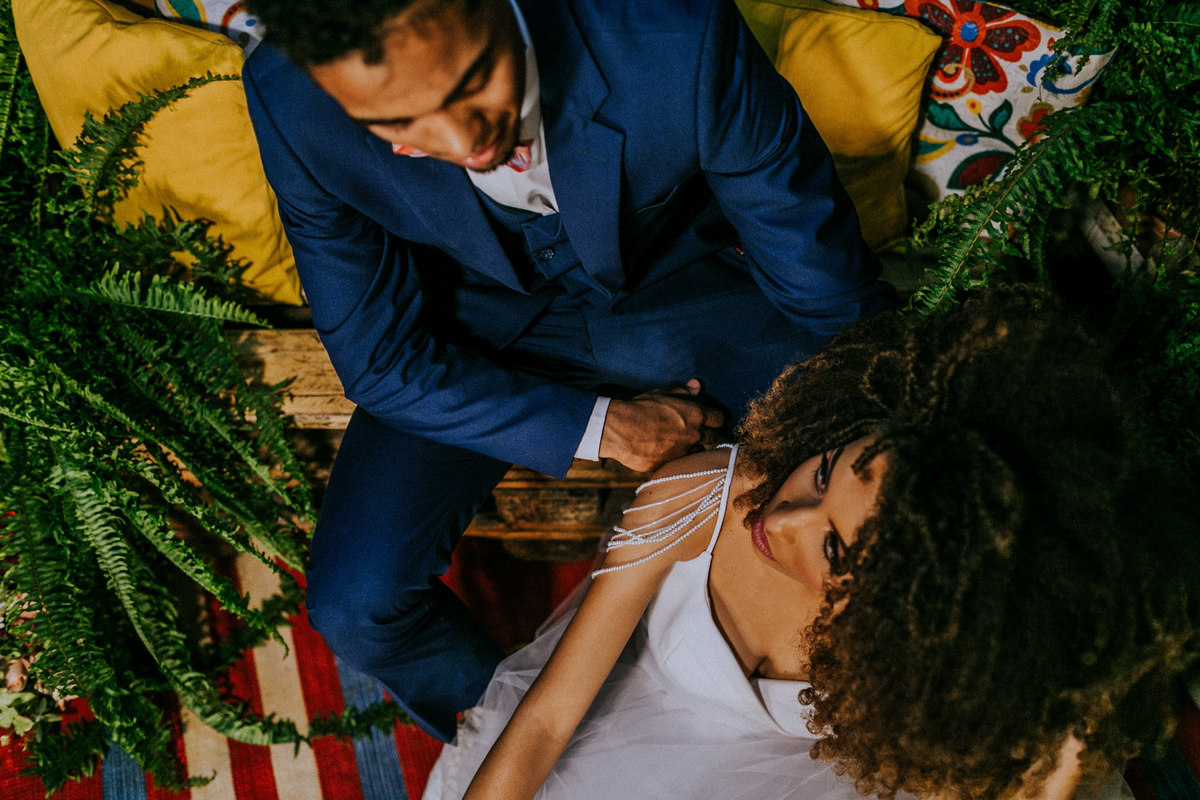 Noivos se olhando de cima. 