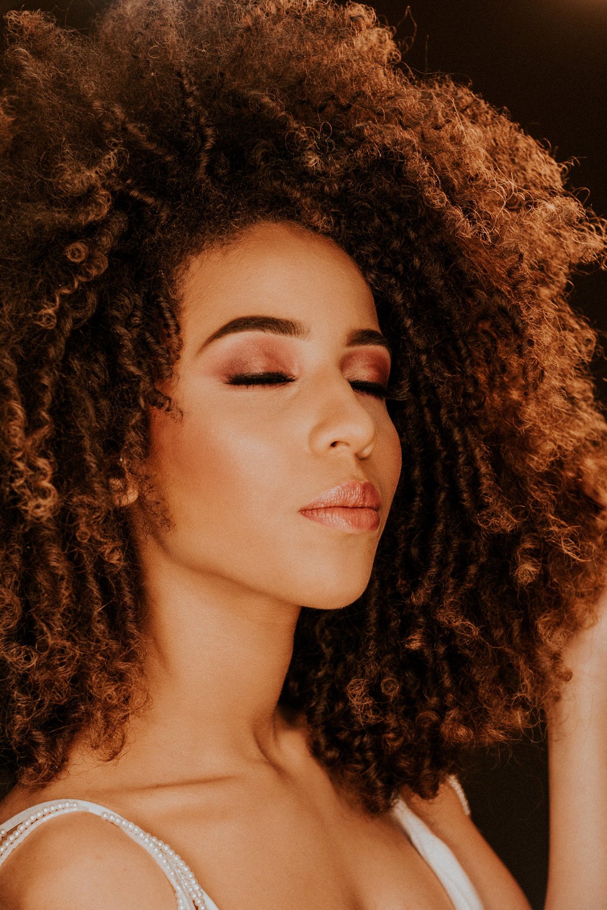 Retrato de noiva afro descendente black power feito pelo fotógrafo Rafael Ohana no teatro Dulcina em Brasilia.