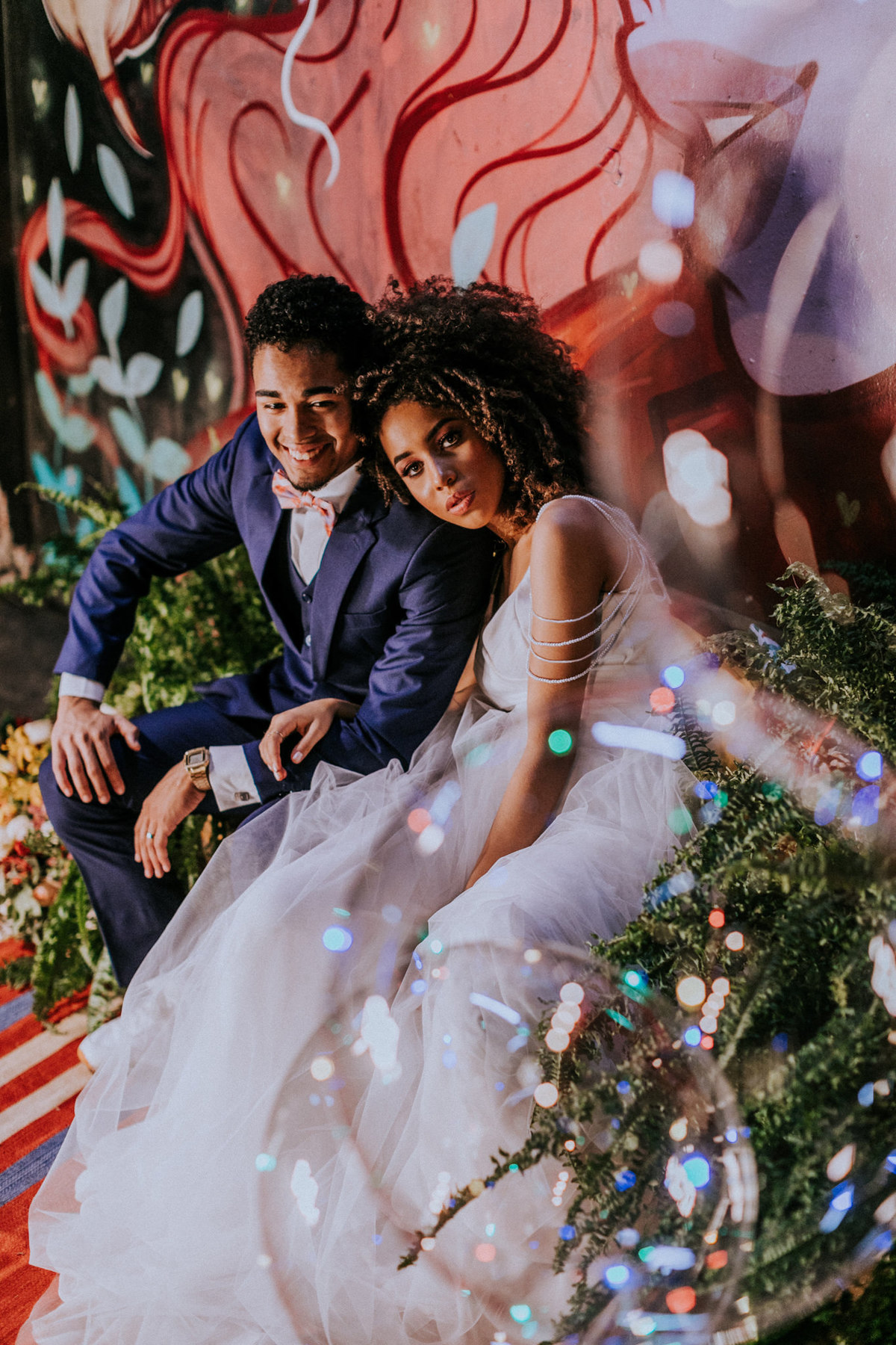 Noivos afro se abraçando e sorrindo. Foto feita por Rafael Ohana fotógrafo de casamento em Brasilia