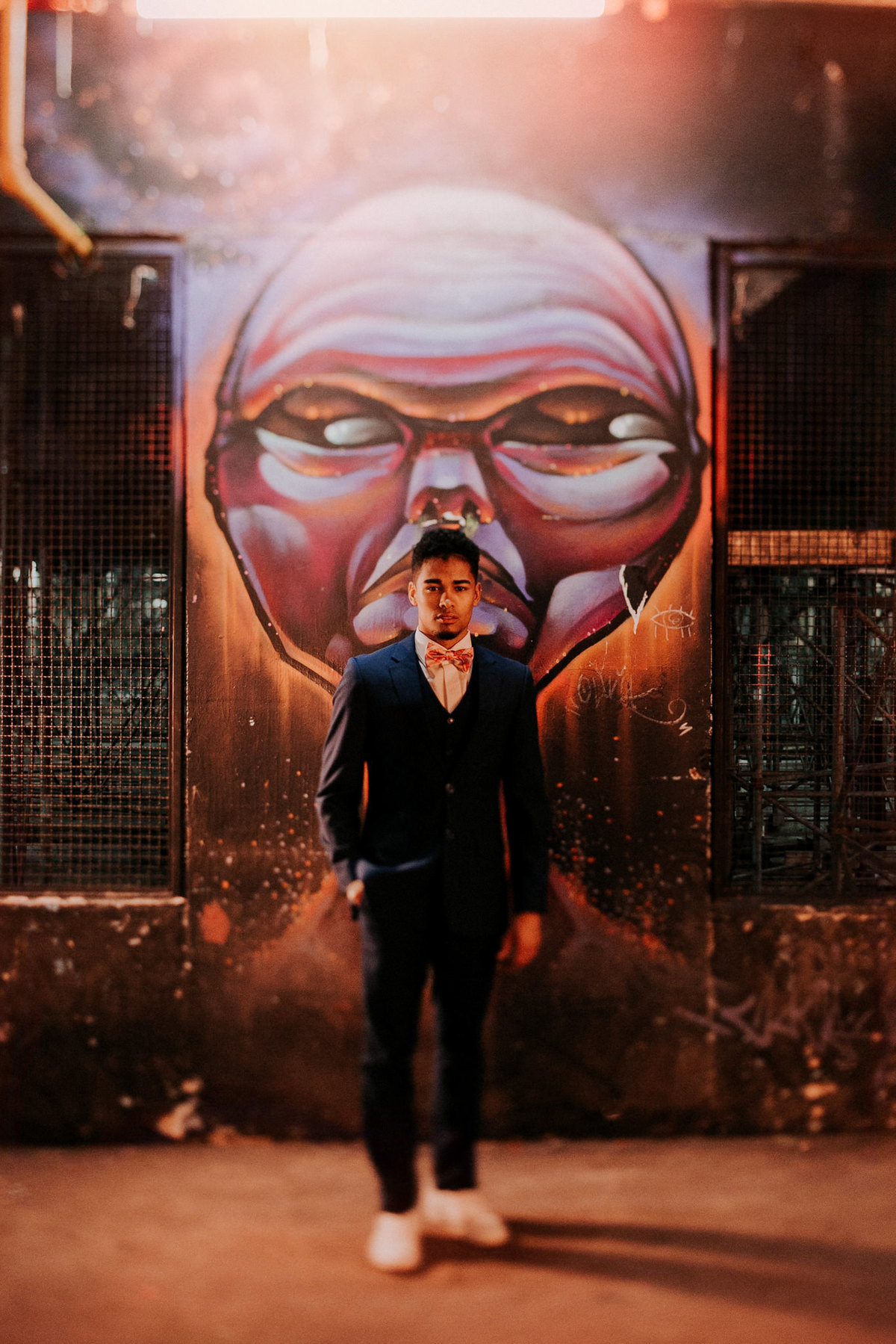 Noivo posando perto de parede de grafitti. Foto feita por Rafael Ohana fotógrafo de casamento em Brasilia