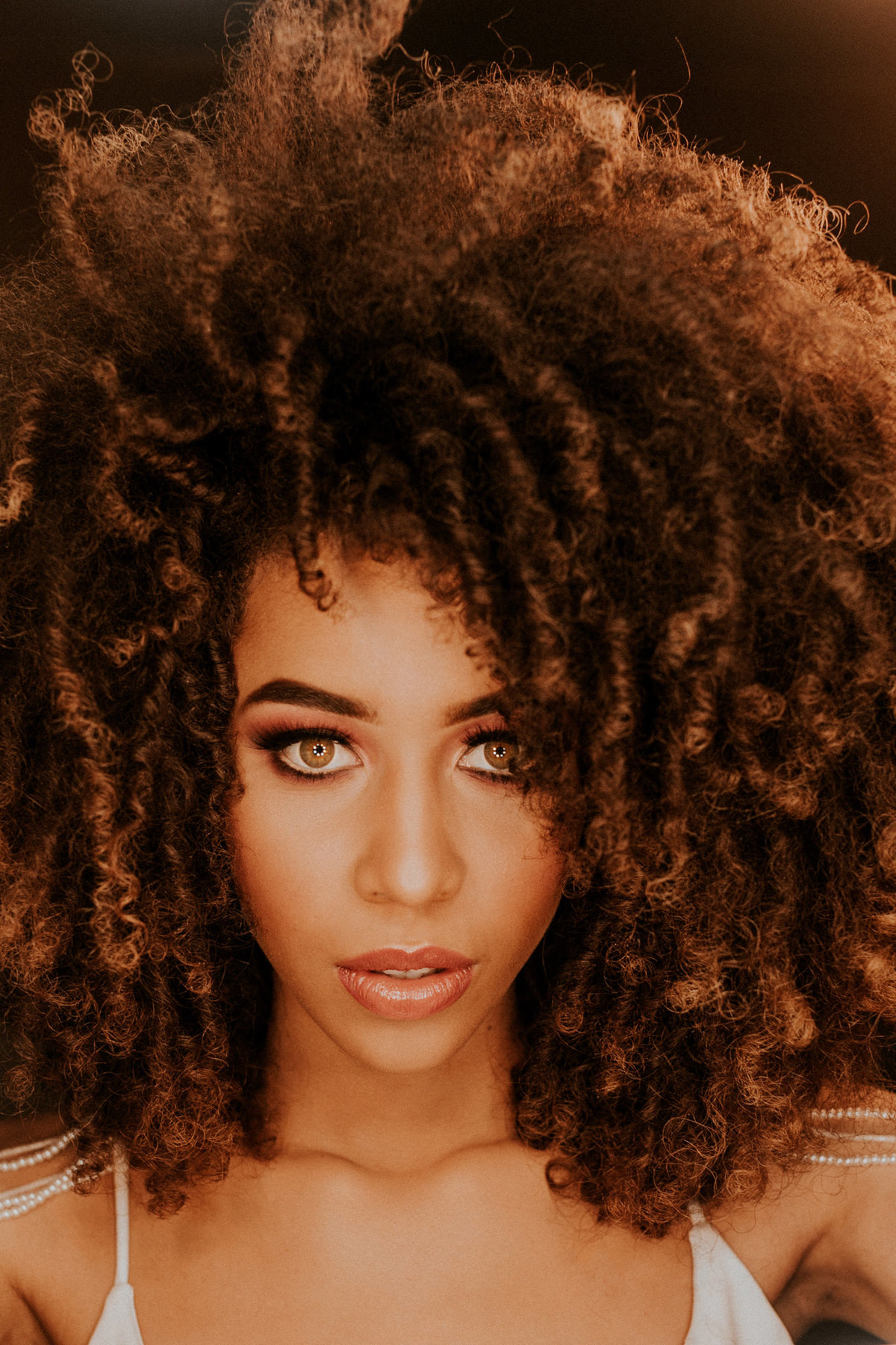 Retrato de noiva afro descendente black power feito pelo fotógrafo Rafael Ohana no teatro Dulcina em Brasilia.