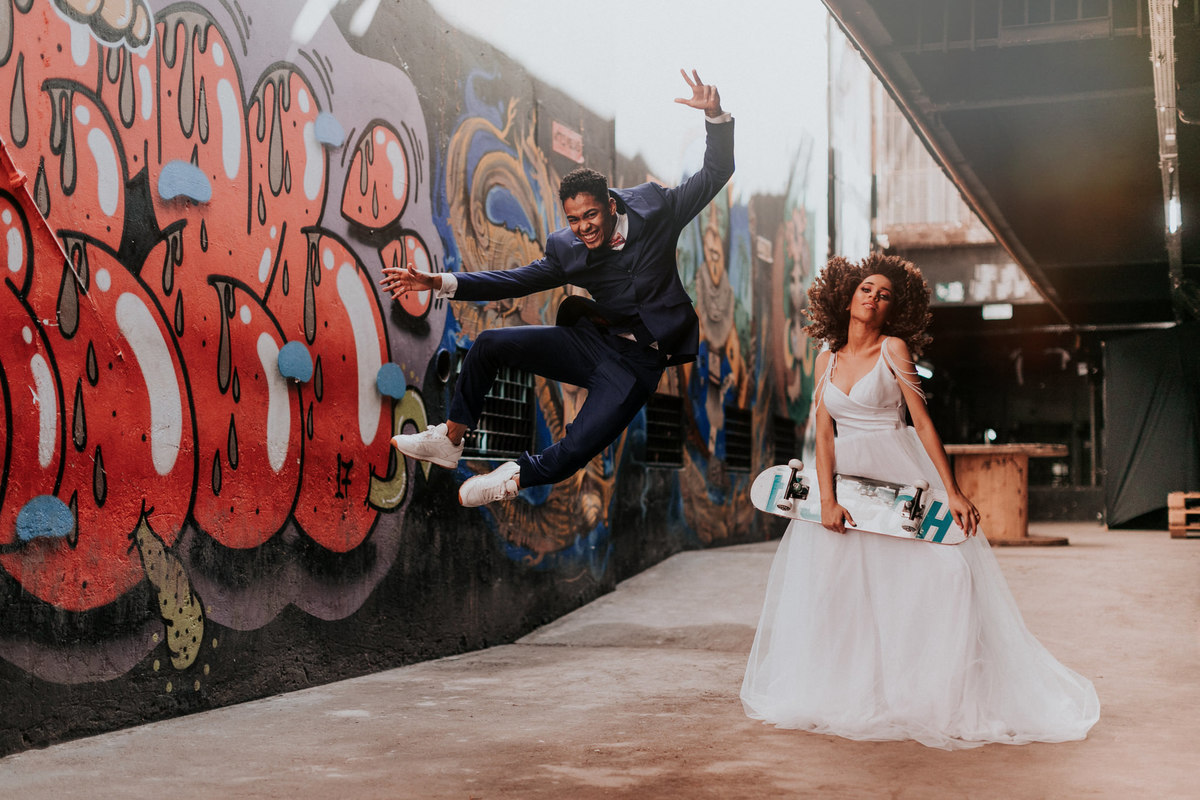 Noivo Pulando com noiva segurando Skate. Foto feita por Rafael Ohana fotógrafo de casamento em Brasilia