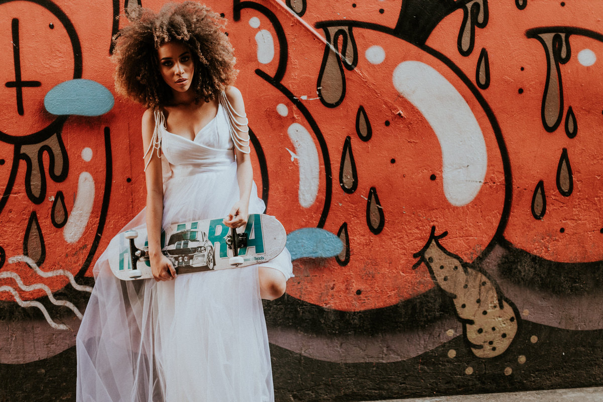 Noiva posando com skate. Foto feita por Rafael Ohana fotógrafo de casamento em Brasilia