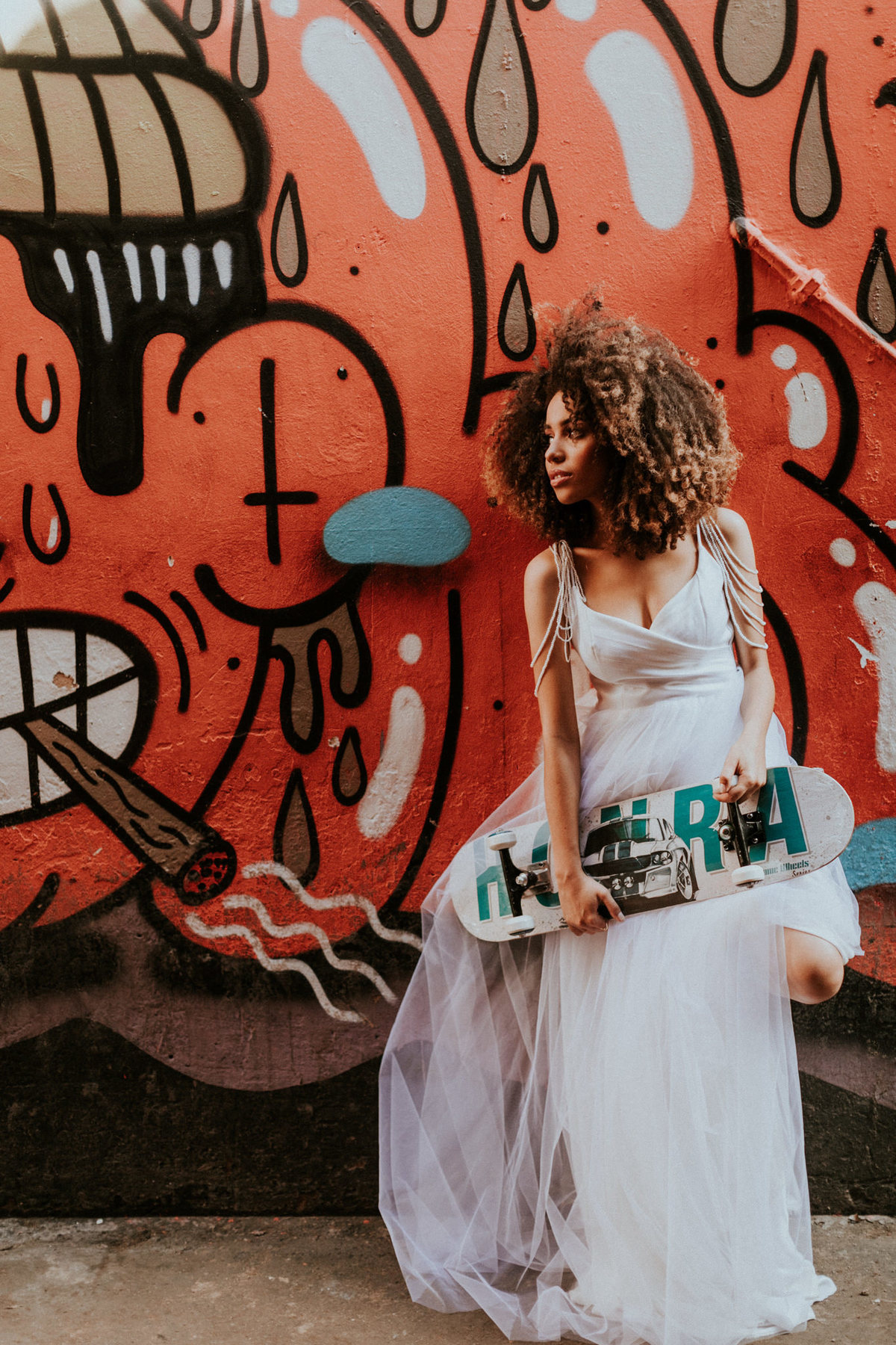 Noiva posando com skate. Foto feita por Rafael Ohana fotógrafo de casamento em Brasilia