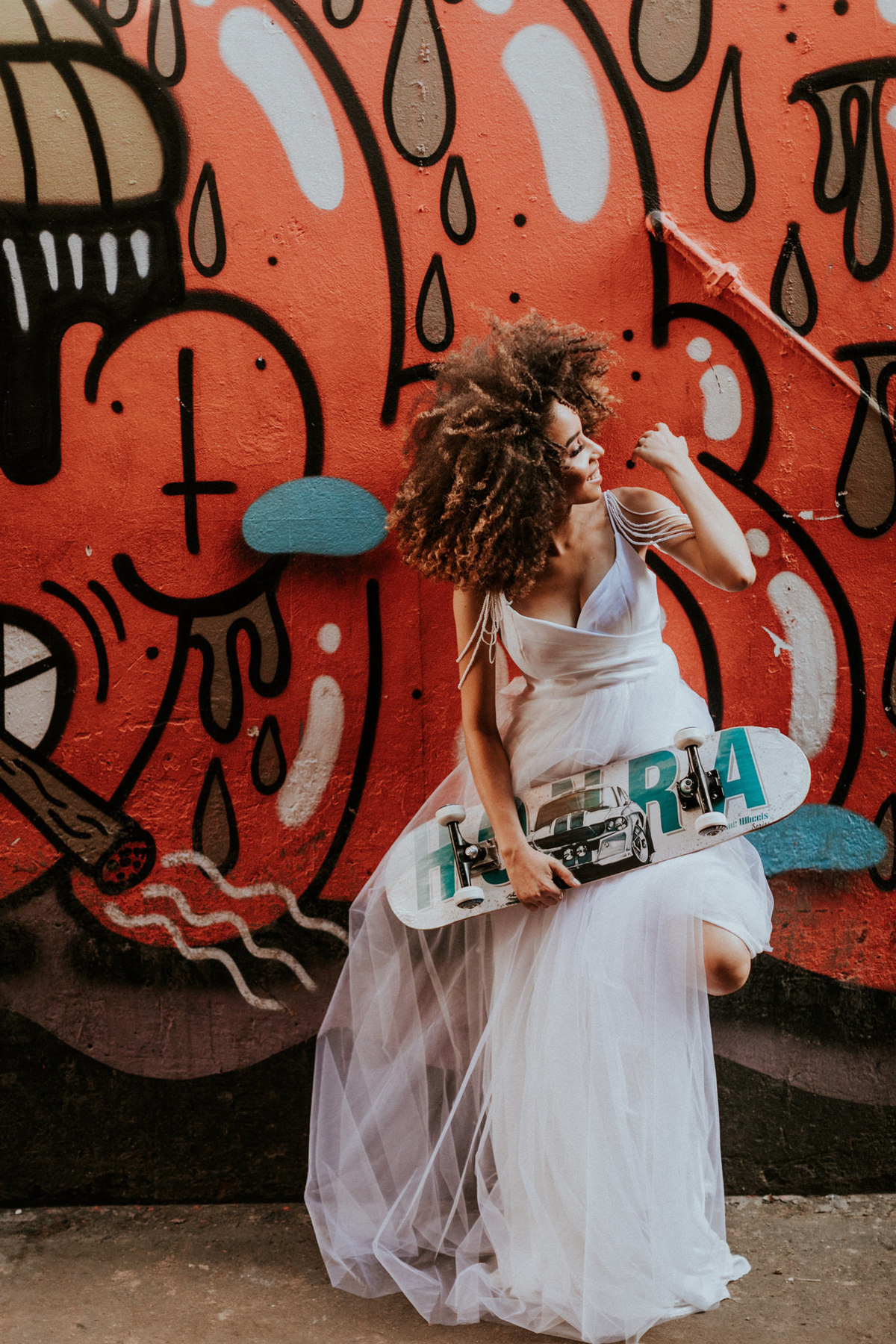 Noiva posando com skate. Foto feita por Rafael Ohana fotógrafo de casamento em Brasilia