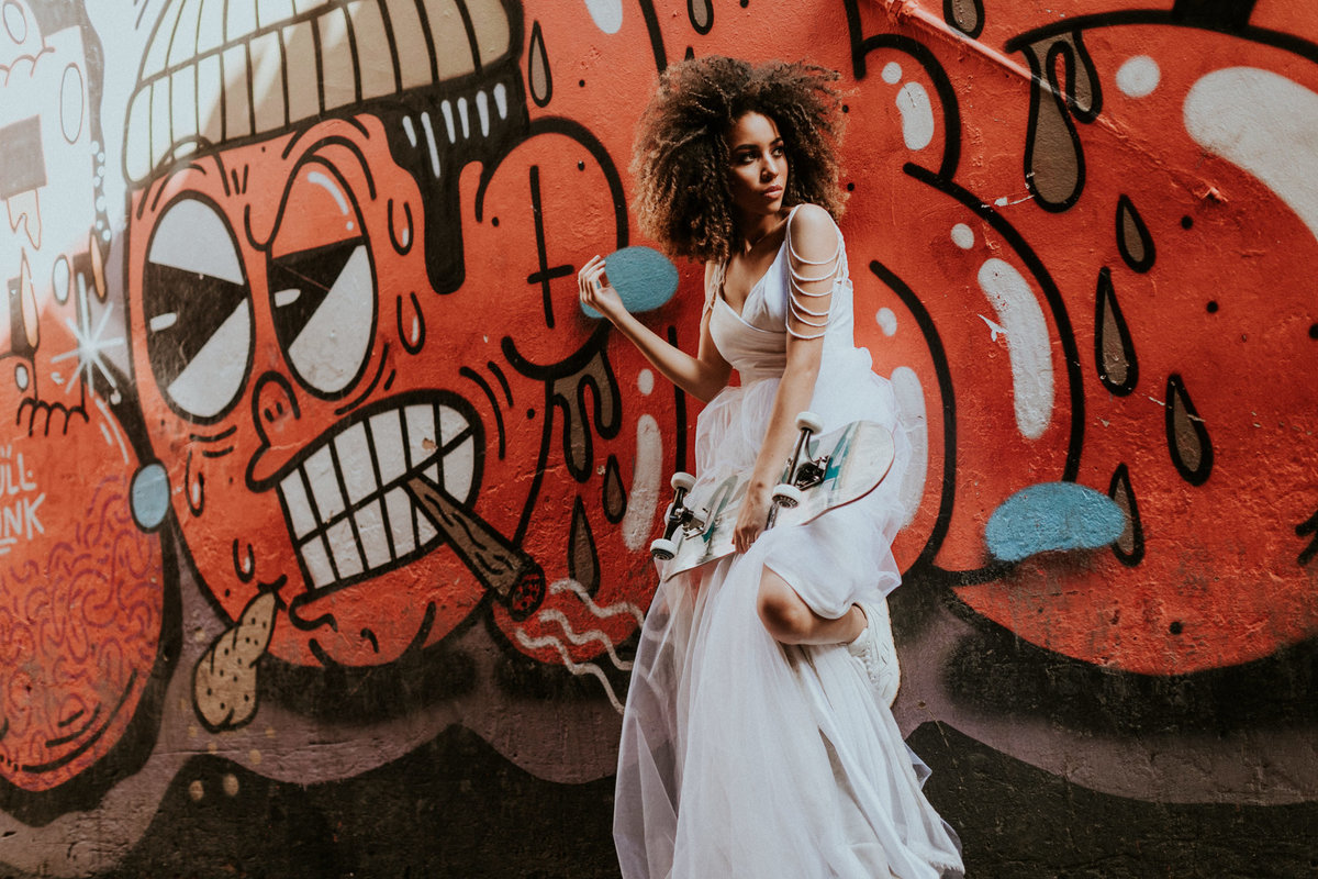Noiva posando com skate. Foto feita por Rafael Ohana fotógrafo de casamento em Brasilia