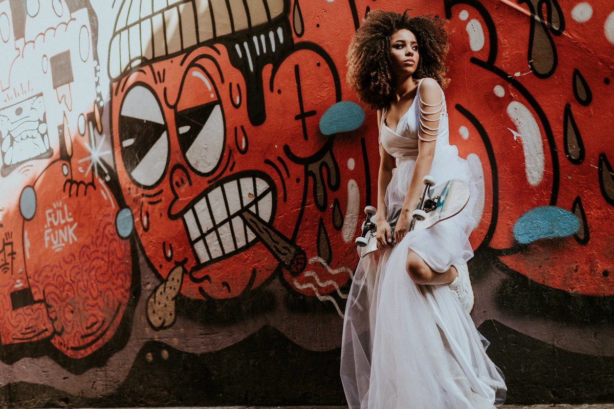 Noiva posando com skate. Foto feita por Rafael Ohana fotógrafo de casamento em Brasilia