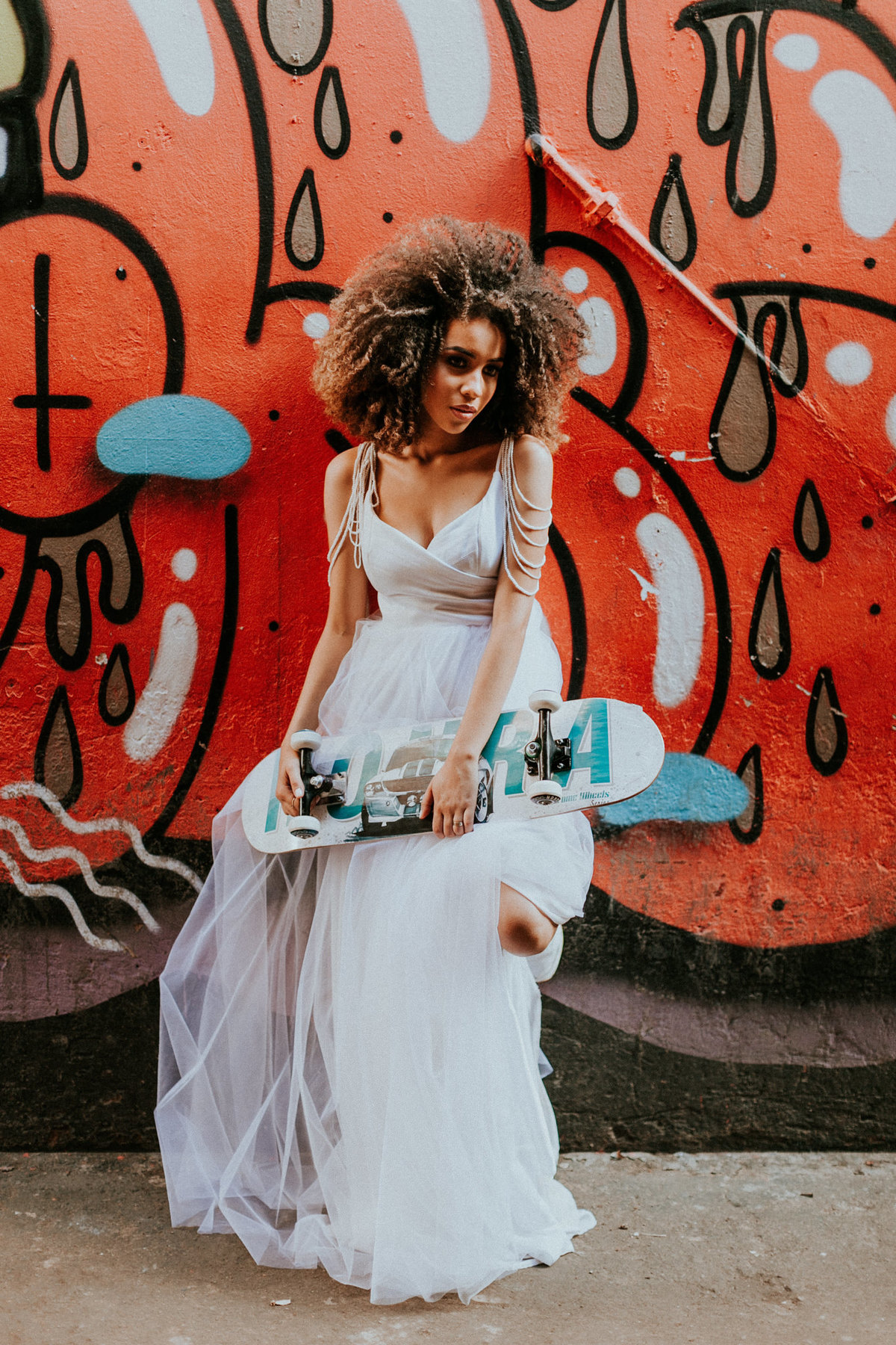 Noiva posando com skate. Foto feita por Rafael Ohana fotógrafo de casamento em Brasilia