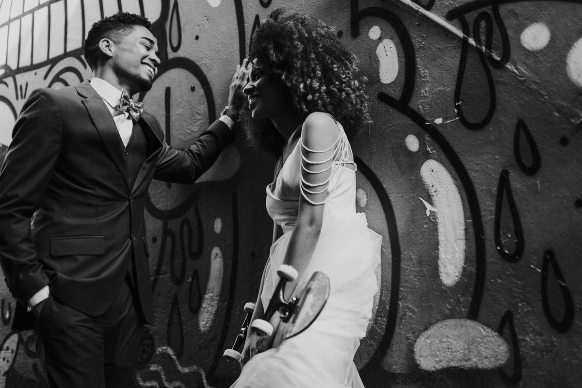 Noiva posando com skate. Foto feita por Rafael Ohana fotógrafo de casamento em Brasilia