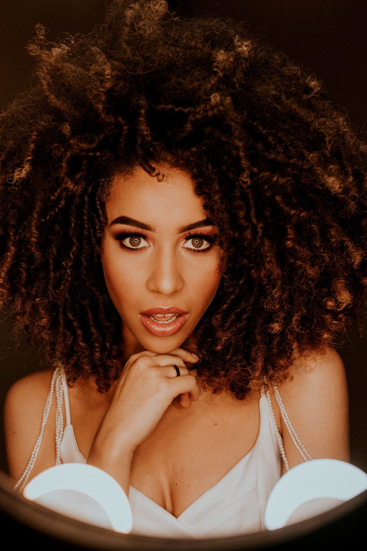 Retrato de noiva afro descendente black power feito pelo fotógrafo Rafael Ohana no teatro Dulcina em Brasilia.