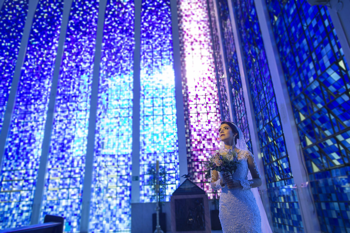 Noiva em santuário Dom Bosco. Foto feita pelo fotógrafo de casamento Rafael Ohana em Brasília