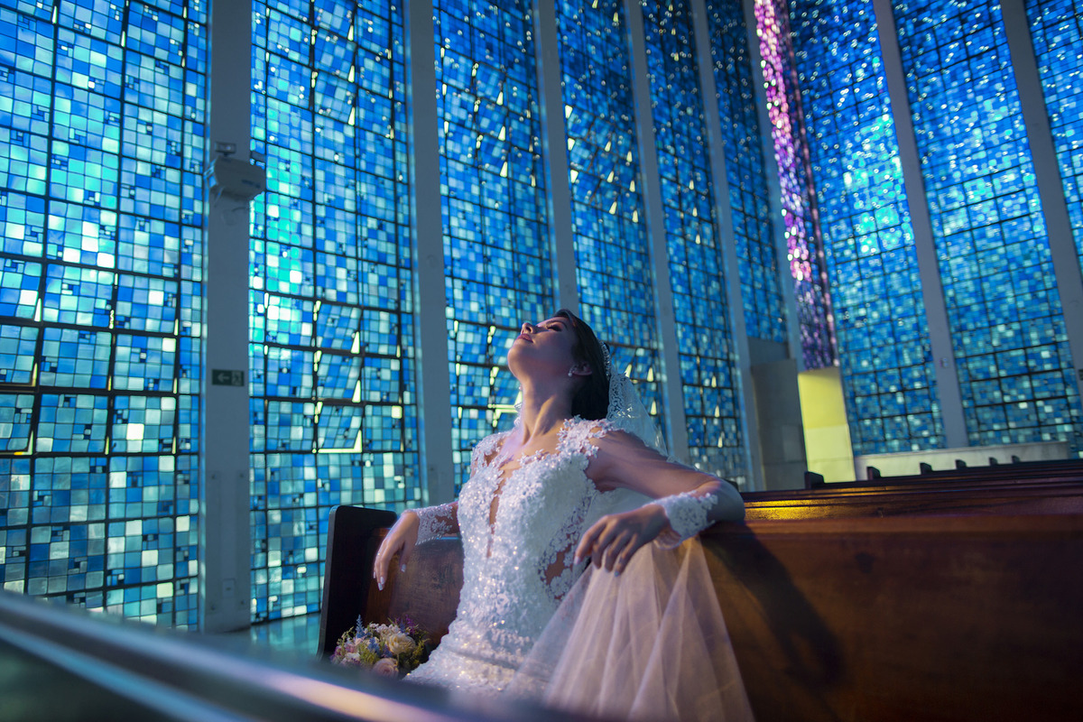 Noiva relaxando no santuário Dom Bosco em Brasília. Foto feita pelo fotógrafo de casamento Rafael Ohana em Brasília