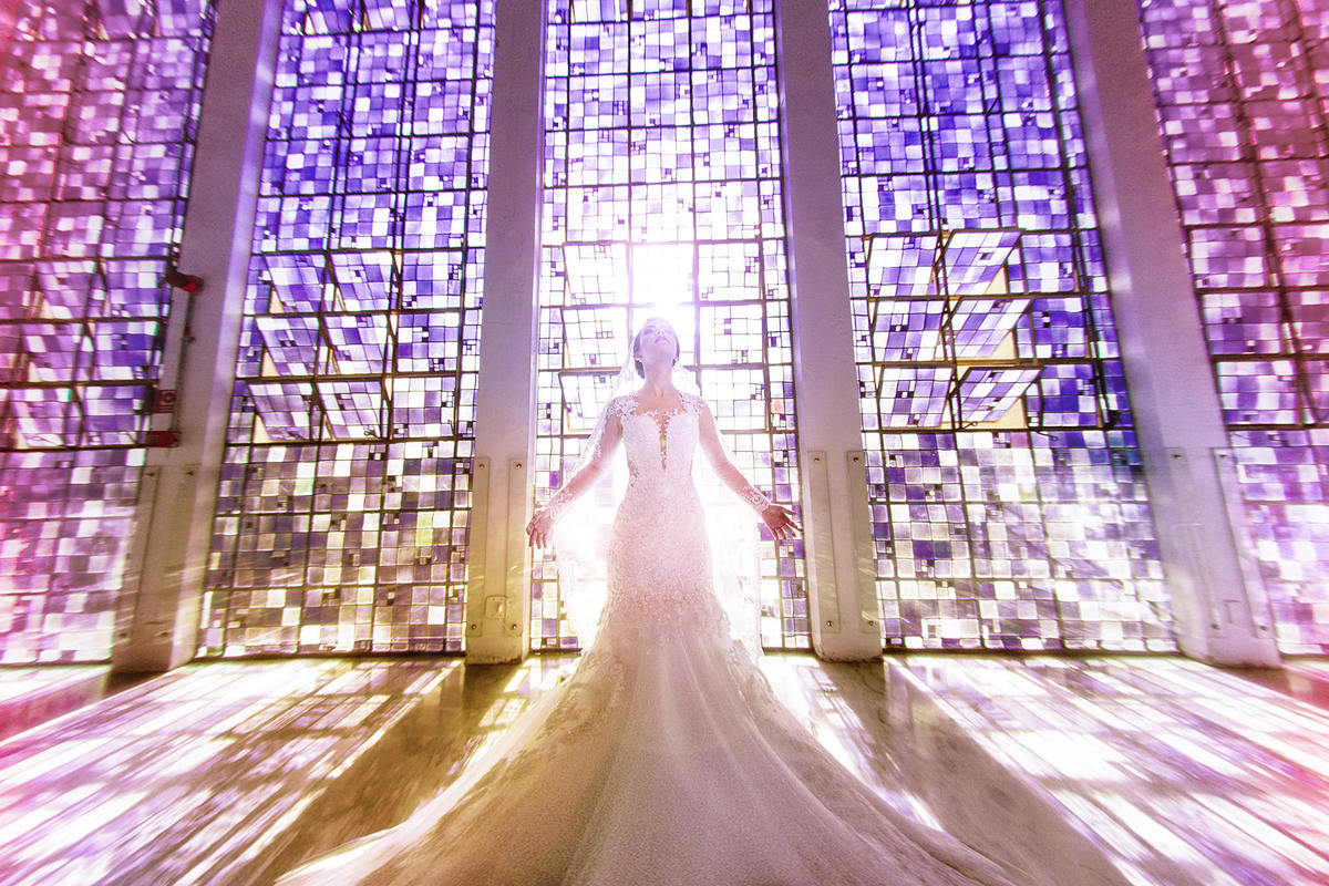 Noiva santa em santuário Dom Bosco em Brasília. Foto feita pelo fotógrafo de casamento Rafael Ohana em Brasília. 