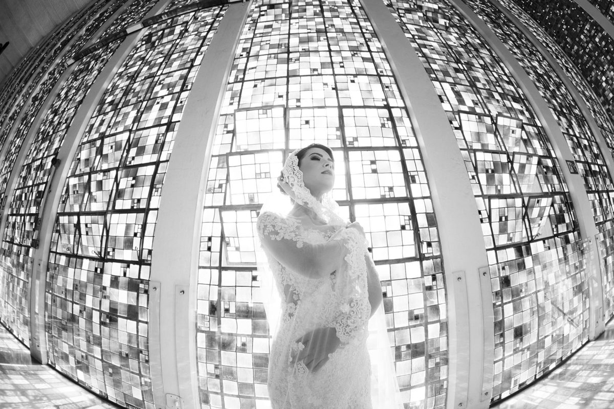 Noiva em frente a vitral no santuário dom bosco em brasília. Foto feita pelo fotógrafo de casamento Rafael Ohana em Brasília