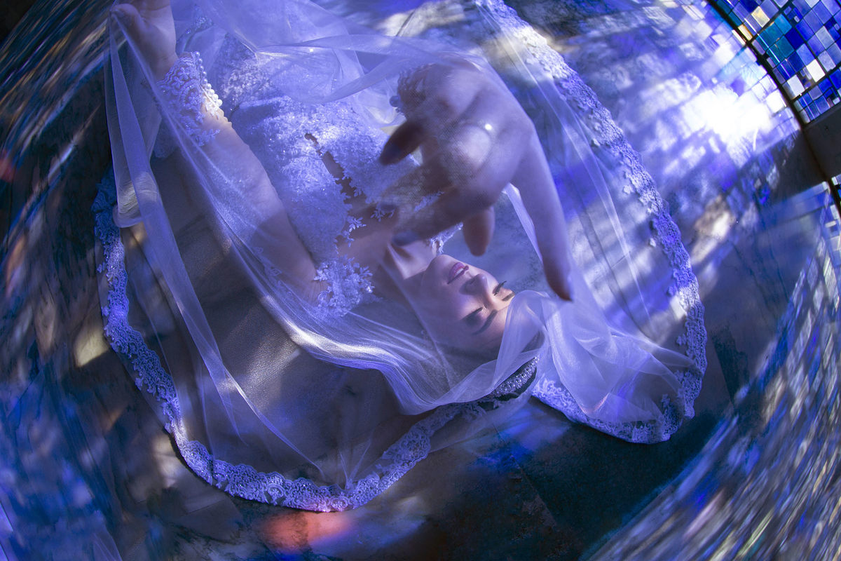 Noiva deitada no chão do santuário Dom Bosco. Foto feita pelo fotógrafo de casamento Rafael Ohana em Brasília