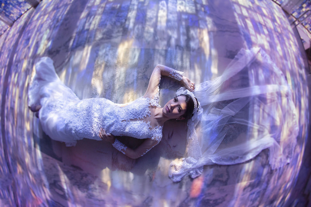 Noiva deitada no chão do santuário dom bosco em brasília. Foto feita pelo fotógrafo de casamento Rafael Ohana em Brasília