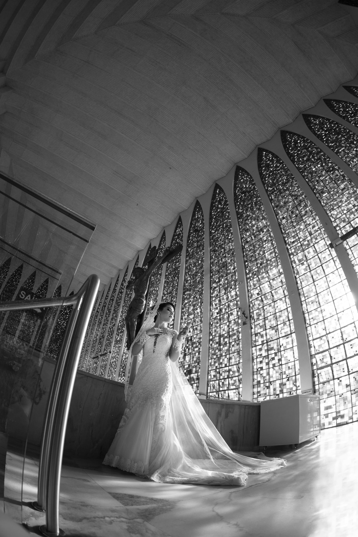 Noiva em santuário Dom Bosco em Brasília. Foto feita pelo fotógrafo de casamento Rafael Ohana em Brasília