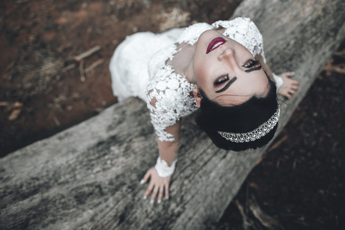 Noiva vista de cima na natureza. Foto feita pelo fotógrafo de casamento Rafael Ohana em Brasília