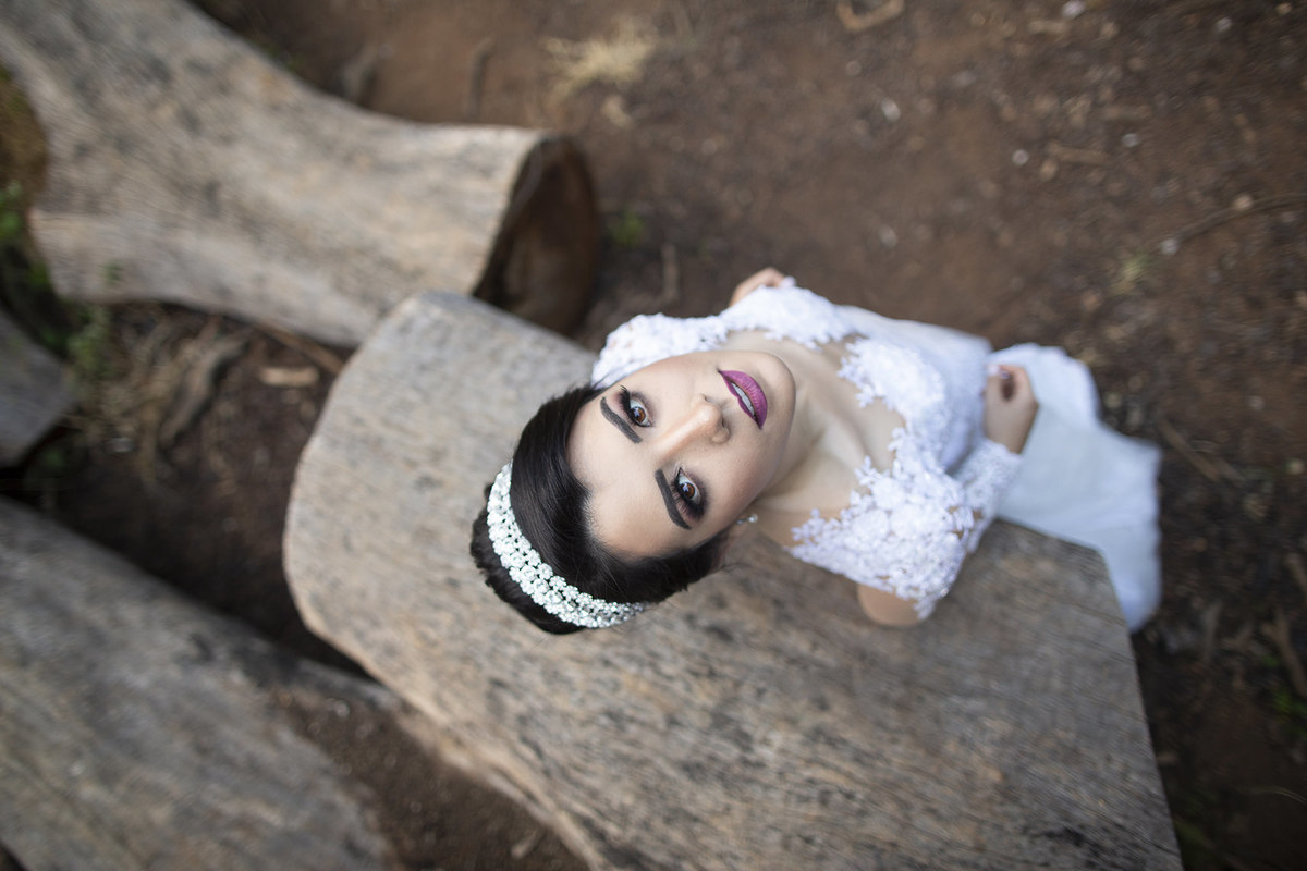Noiva linda branca com vestido branco na natureza. Foto feita pelo fotógrafo de casamento Rafael Ohana em Brasília