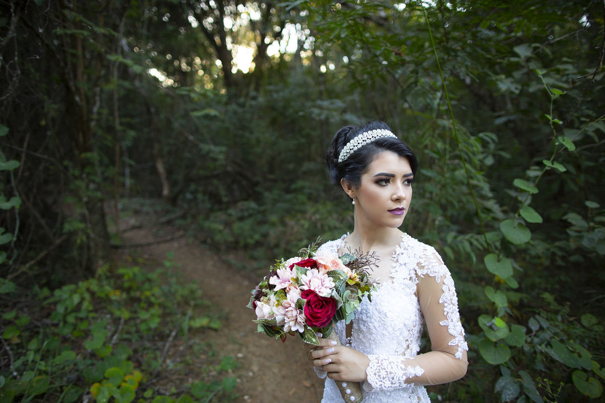 Noiva segurando buque de flores na floresta. Foto feita pelo fotógrafo de casamento Rafael Ohana em Brasília